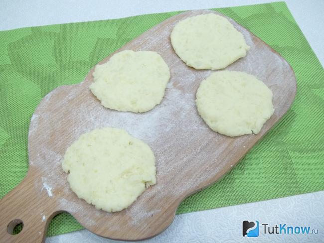 Из картофельного теста сформированы круглые лепешки