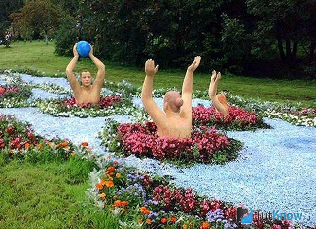 Клумба с фигурами людей