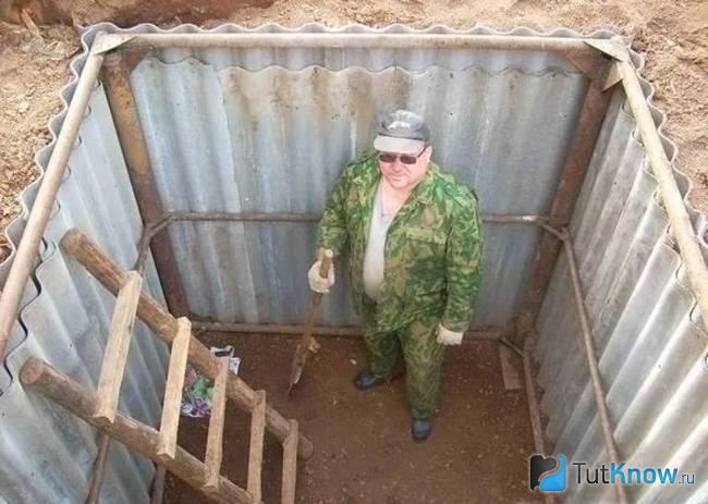 Компостная яма с обшивкой из шифера