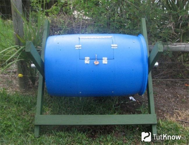 Компостер из пластиковой синей бочки крупным планом