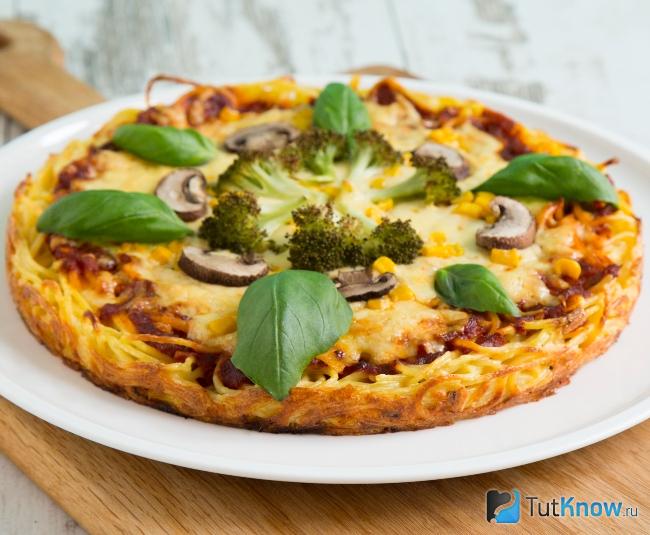 Пицца из макарон с грибами