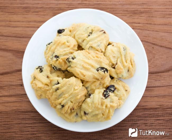 Масляное печенье с изюмом