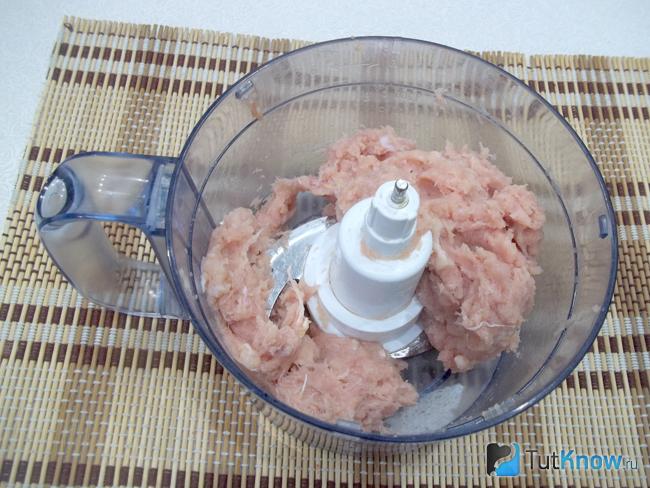 Куриные грудки для колбасы измельчены