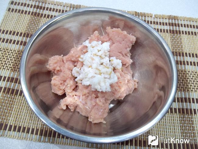 К куриному фаршу добавлено перекрученное сало