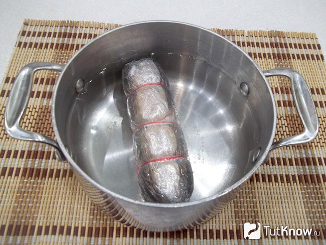 Домашняя куриная колбаса с желатином варится в кастрюле