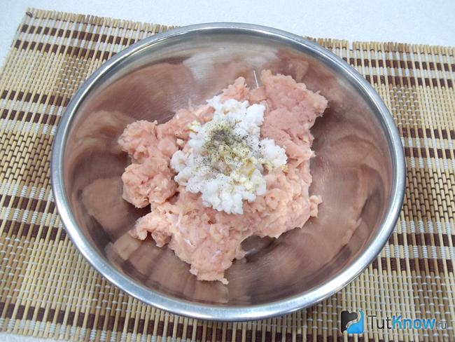 Фарш для домашней куриной колбасы с желатином приправлен солью и молотым перцем