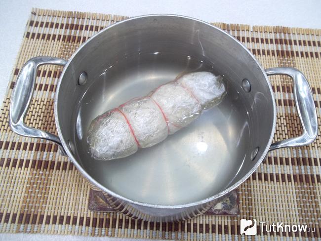 Домашняя куриная колбаса с желатином варится в кастрюле