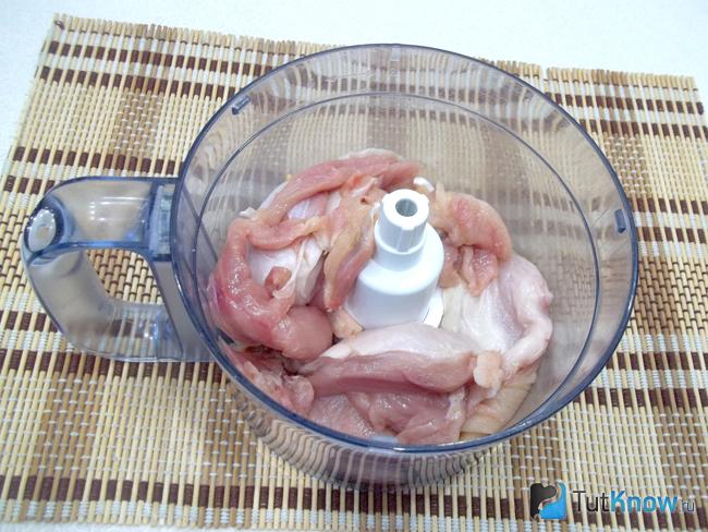 Куриные грудки нарезаны и отправлены в кухонный комбайн
