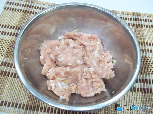 Фарш для домашней куриной колбасы с желатином перемешан