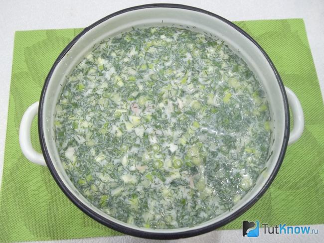 Готовая окрошка с курицей на сметане и воде