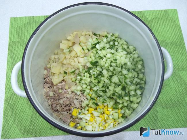Огурцы вымыты и нарезаны кубиками