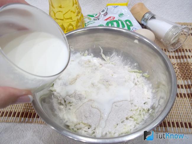 К капусте и ржаной муке влит кефир