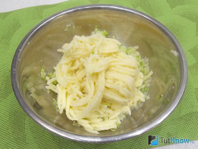 Отварной картофель перекручен через мясорубку