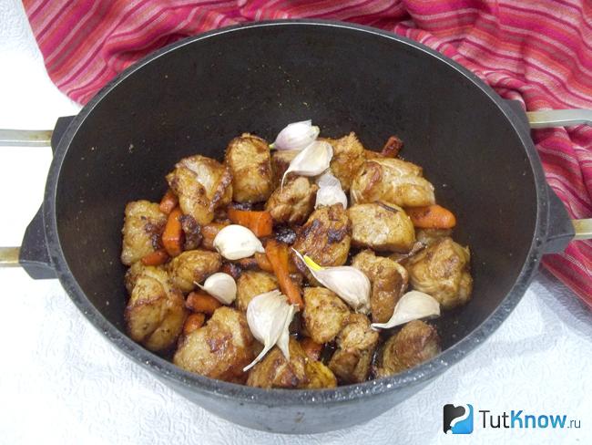 В казан к мясу с морковью добавлены зубчики чеснока
