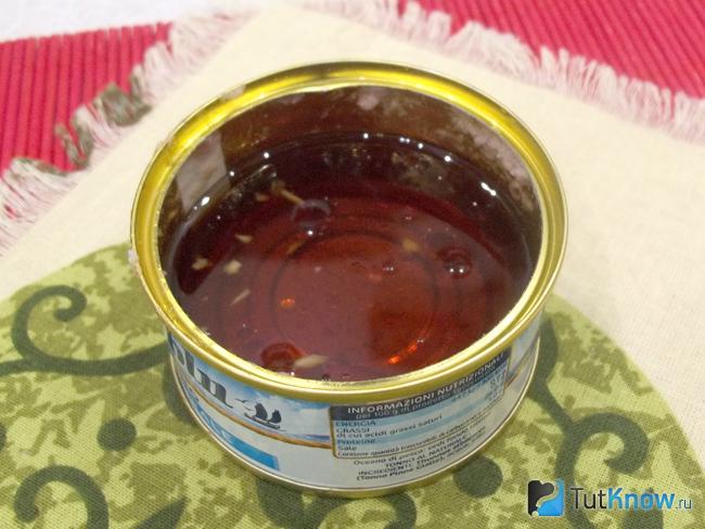 Для овощного салат с рыбными консервами приготовлена заправка