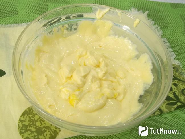 Для королевской ватрушки творог с яйцами и сахаром взбит блендером до однородности