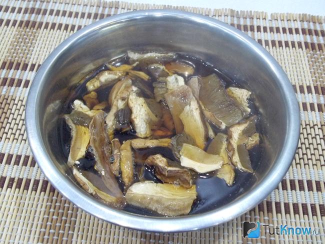 Белые грибы залиты кипятком