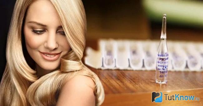 Молодая девушка и ампула с никотиновой кислотой