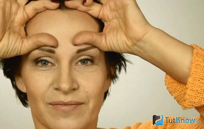 Женщина разрабатывает мышцы на лице