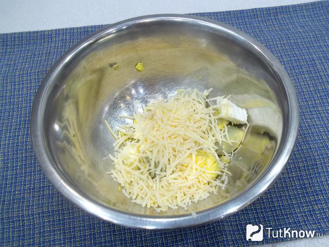 К желткам и маслу добавлены сырная стружка