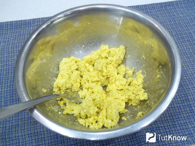 Начинка для яиц фаршированных сыром и креветками перемешана