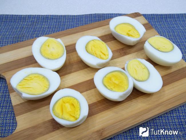 Яйца для фаршировки сыром и креветками отварены, очищены и разрезаны пополам