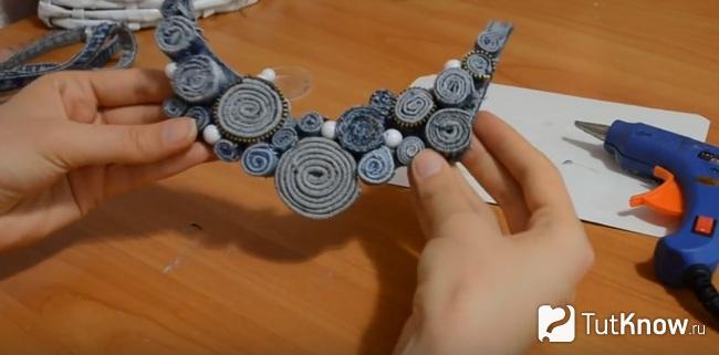 Фрагмент, получившийся из склеенных джинсовых кружков