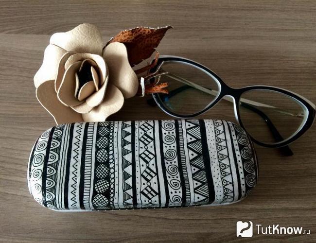 Готовый футляр для очков, украшенный по технике дудлинг