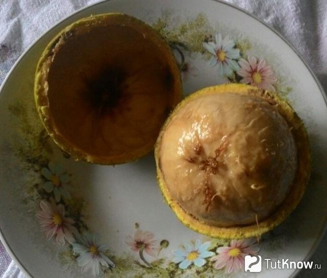 Обезьяний апельсин на тарелке