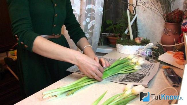 Подготовка цветов для вазы