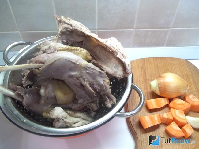 Первый бульон слит, мясо вымыто под проточной водой