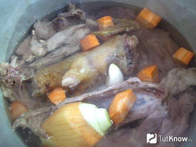 Петух, копыто, морковь, чеснок и репчатый лук залиты водой выше уровня на 2 см