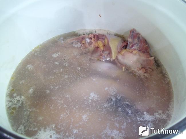 Петух и свиное копыто варятся на плите