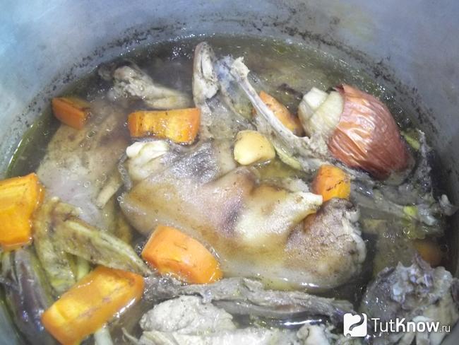 Через 5 часов варки прозрачного холодцы, продукты приправлены солью и пряностями