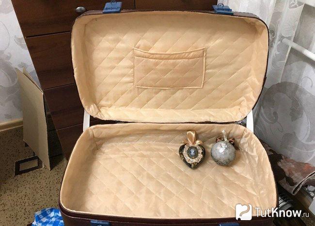 Первые ёлочные игрушки положены в чемодан
