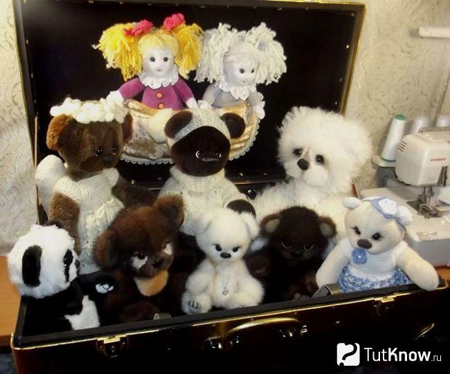 Отреставрированный чемодан заполнен игрушками