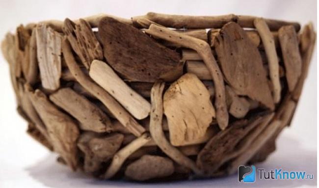 Миска из деревянных элементов крупным планом