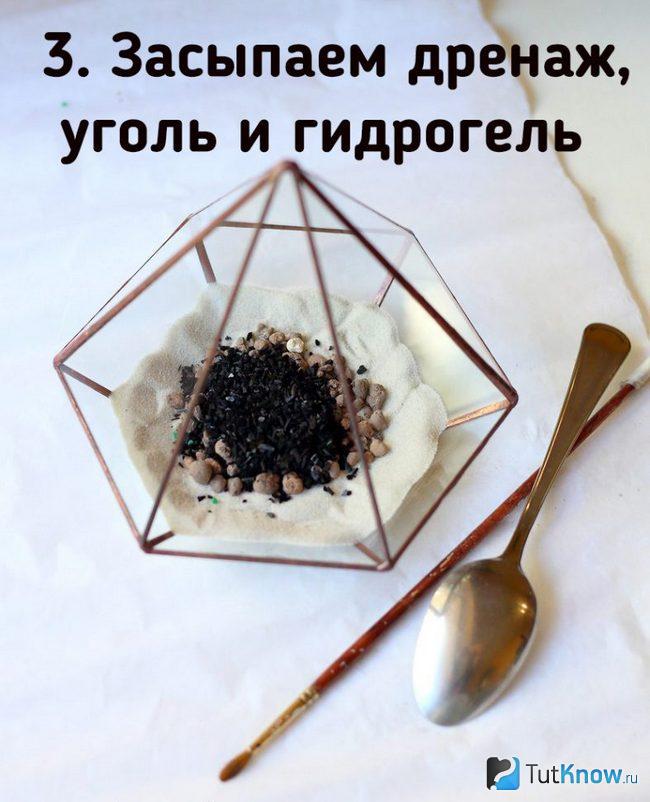 Дренажные камушки и уголь внутри вазы