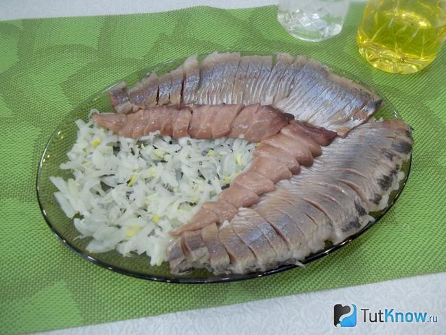 К маринованному репчатому луку добавлена нарезанная селедка