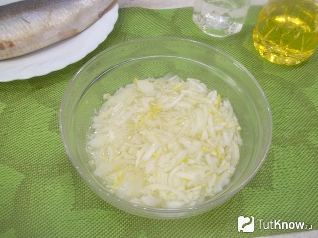 Репчатый лук залит кипятком, перемешан и оставлен мариноваться