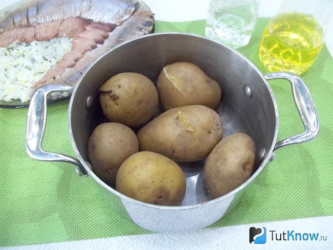 Картофель отварен, вода с кастрюли слита