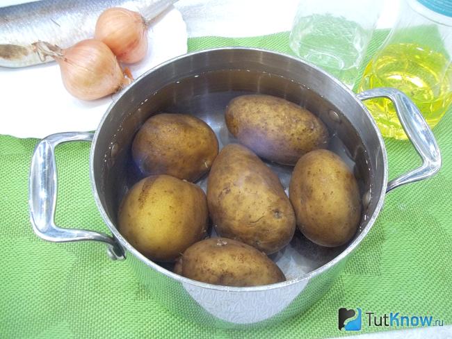 Картофель вымыт, залит водой и отправлен на плиту вариться