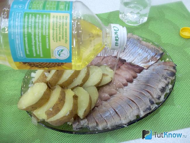 Селедка с луком и картофелем заправлены растительным маслом