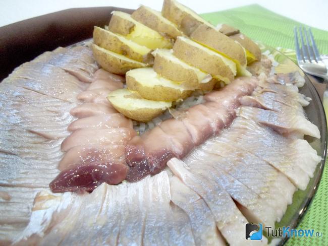 Селедка с луком и картофелем готова