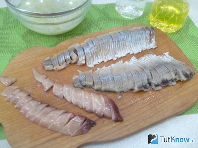 Селедка нарезана порционными кусочками