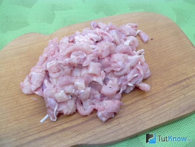 Мясо срезано с куриных бедрышек и мелко нарезано