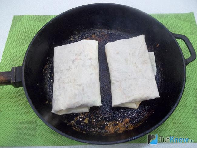 Конвертики из лаваша с курицей, сыром и корейской морковью жарятся в сковороде