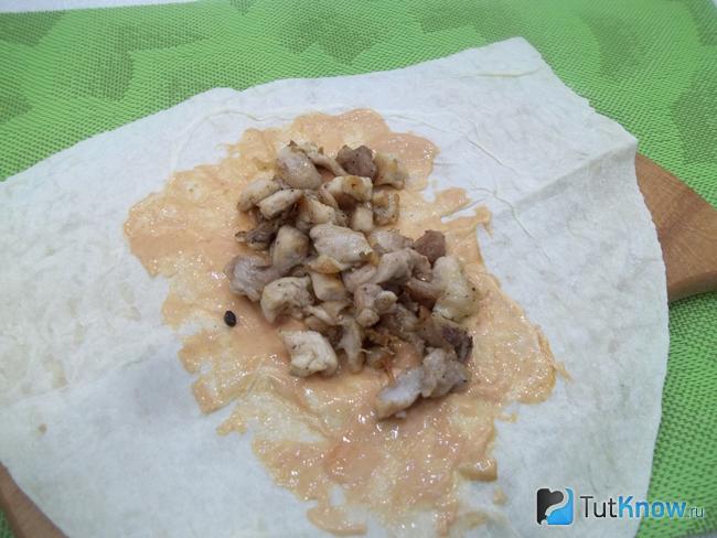 На лаваш выложено жареное мясо
