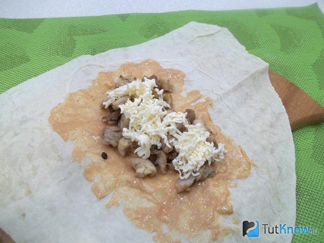 На жареное мясо выложена сырная стружка