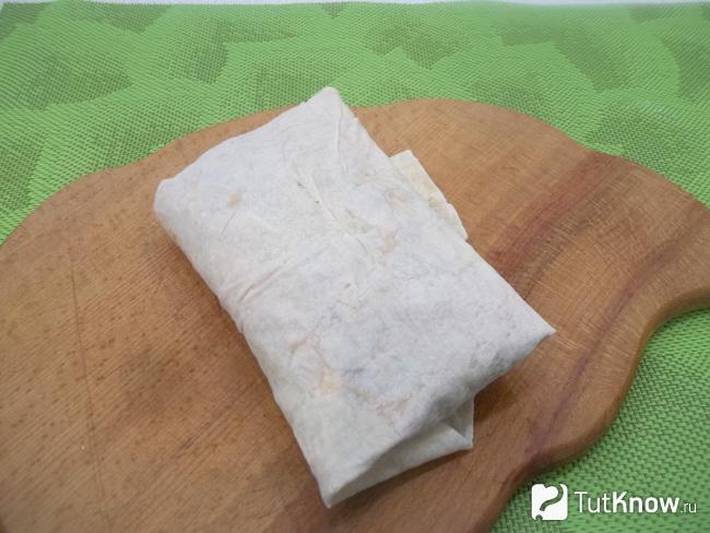 Лаваш с курицей, сыром и корейской морковью свернут конвертиками